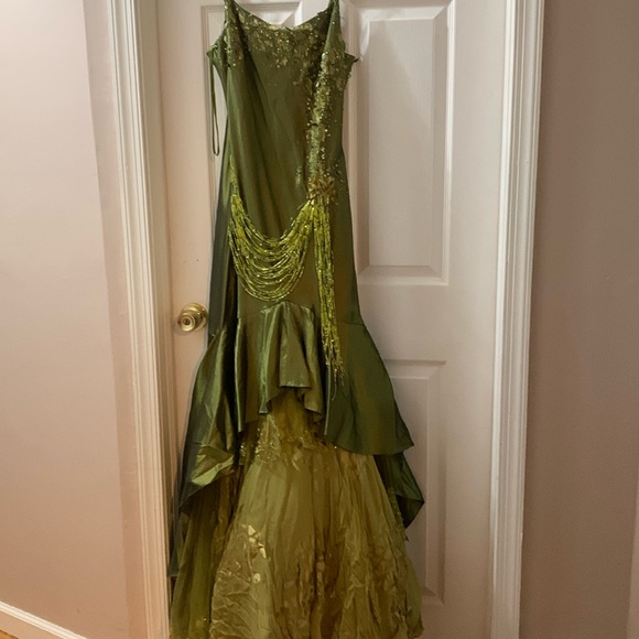 Haute Ellie Dresses & Skirts - Beautiful dress backless with sequence in the top with small jacket